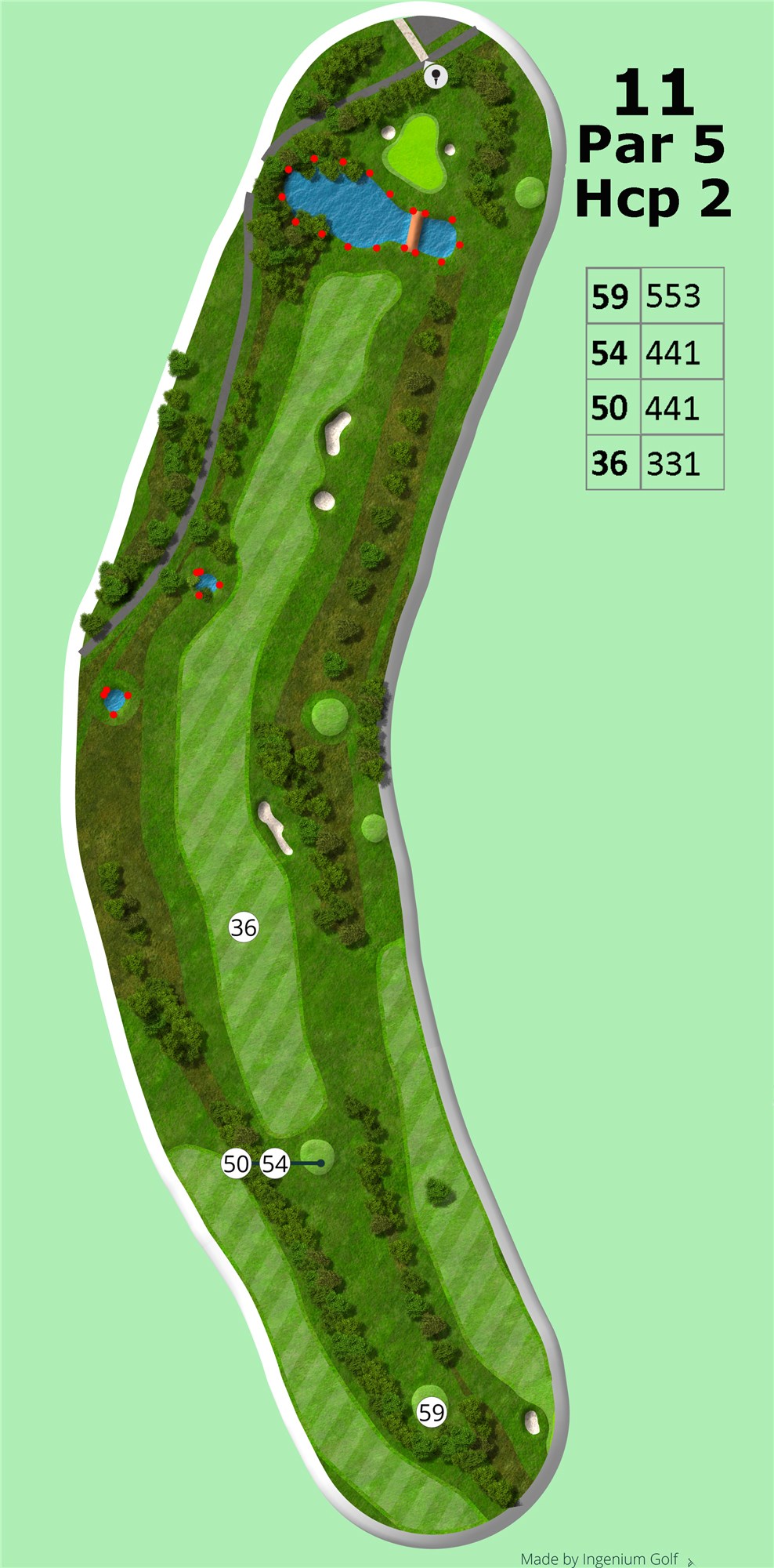 Hul 11
Et langt par 5 hul. 553m fra tee 59 og 441m fra tee 54/50. Selv hvis du slår gode, lange slag, så er der en sø foran greenen, som du skal slå hen over. Selve greenen er en af de sværeste at putte på. Den er stor og den hælder meget, så det er svært at læse fald.<br><br>